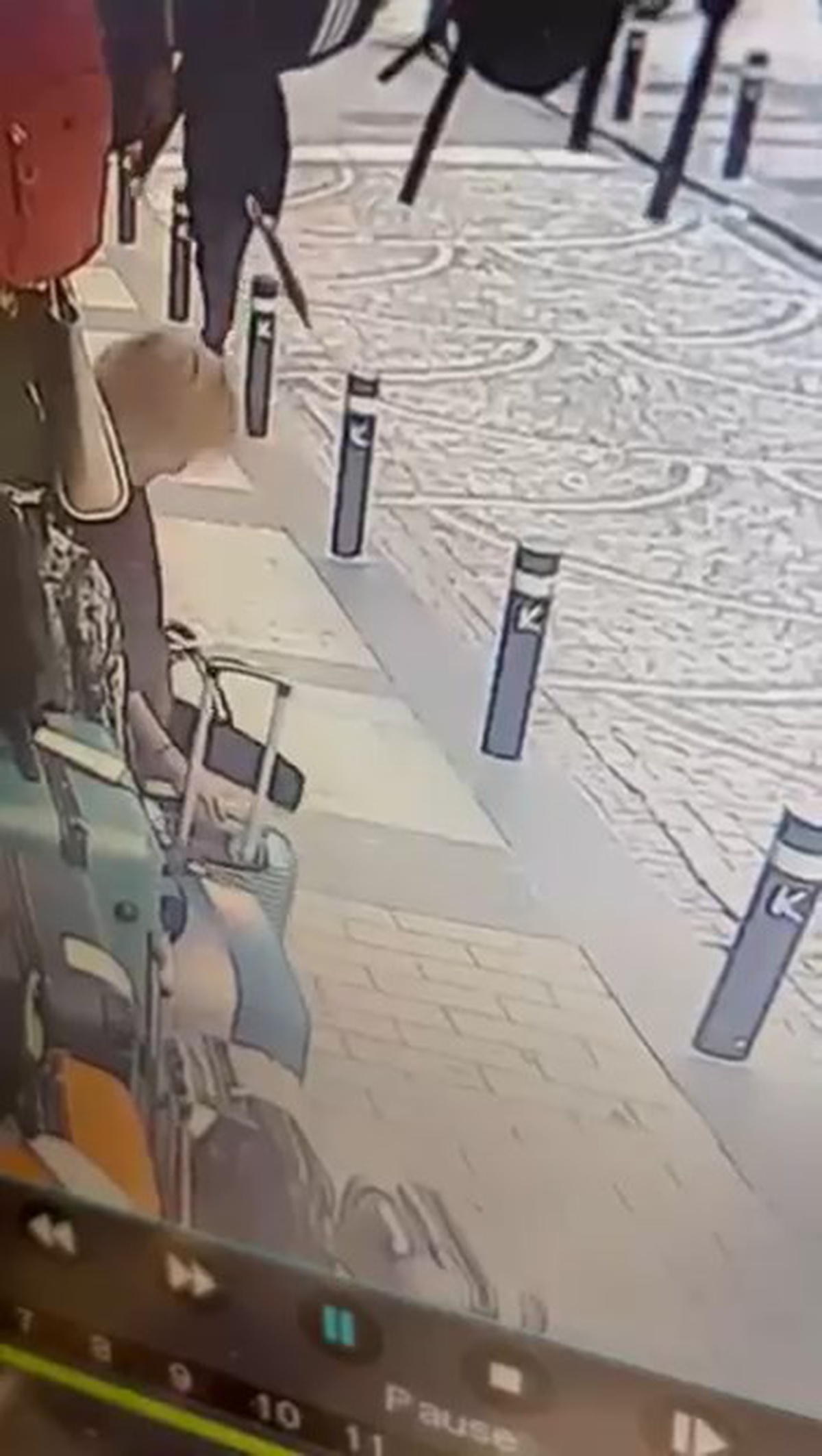 Kadıköy'de mağaza önünden valiz alan kadın güvenlik kamerasınca görüntülendi