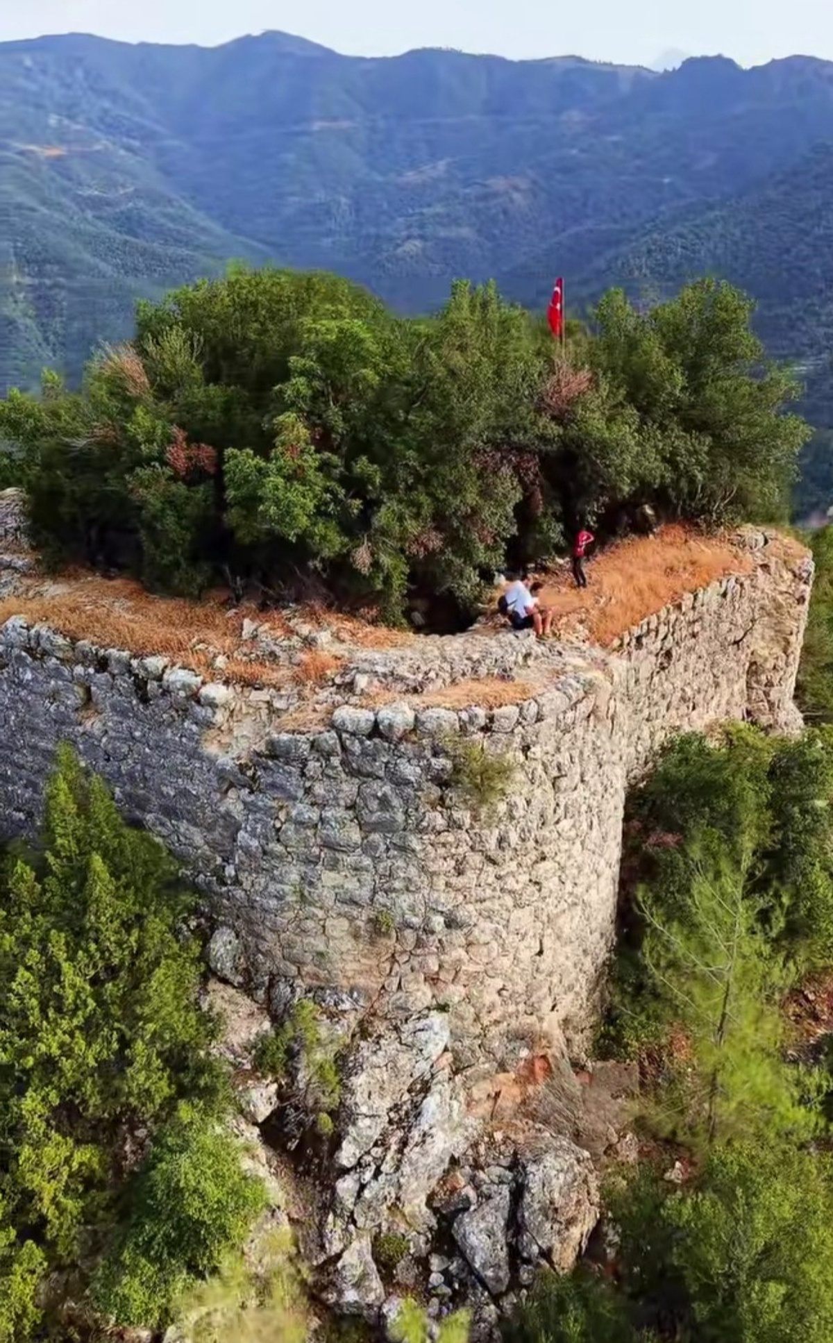 Kahramanmaraş'ın Andırın ilçesindeki Hisar Kalesi sarp konumuyla dikkat çekiyor