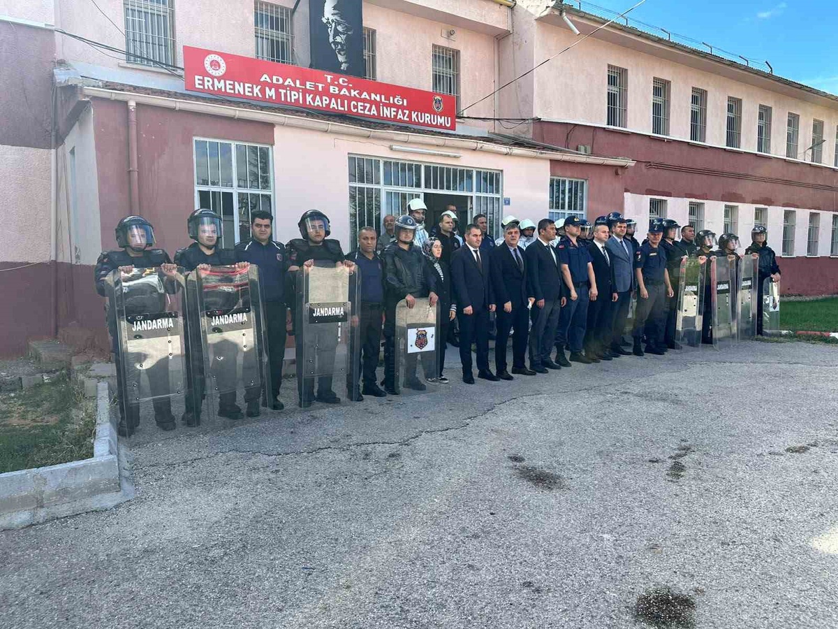 Karaman Ermenek'te cezaevinde yangın ve direniş senaryolu OHAL tatbikatı yapıldı
