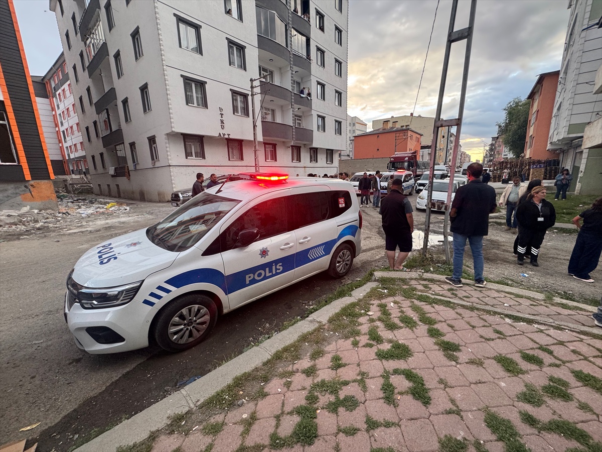 Kars'ta motosikletle gelen şüpheli, anne ve oğluna ateş açtı, ikisi de yaralandı
