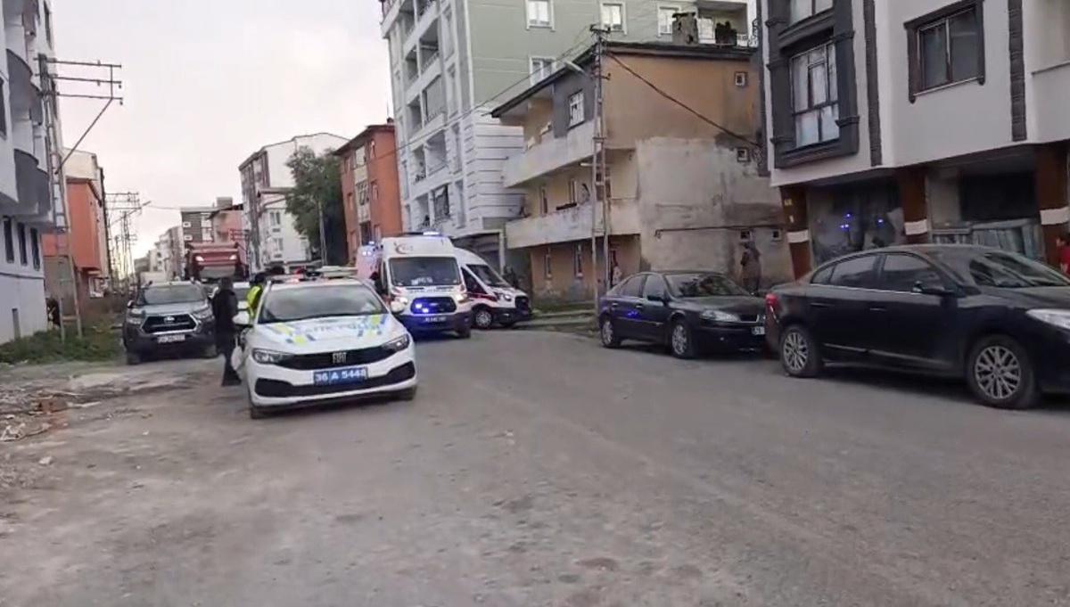 Kars'ta motosikletli saldırgan, 1'i kadın 2 kişiyi ayaklarından vurup kaçtı