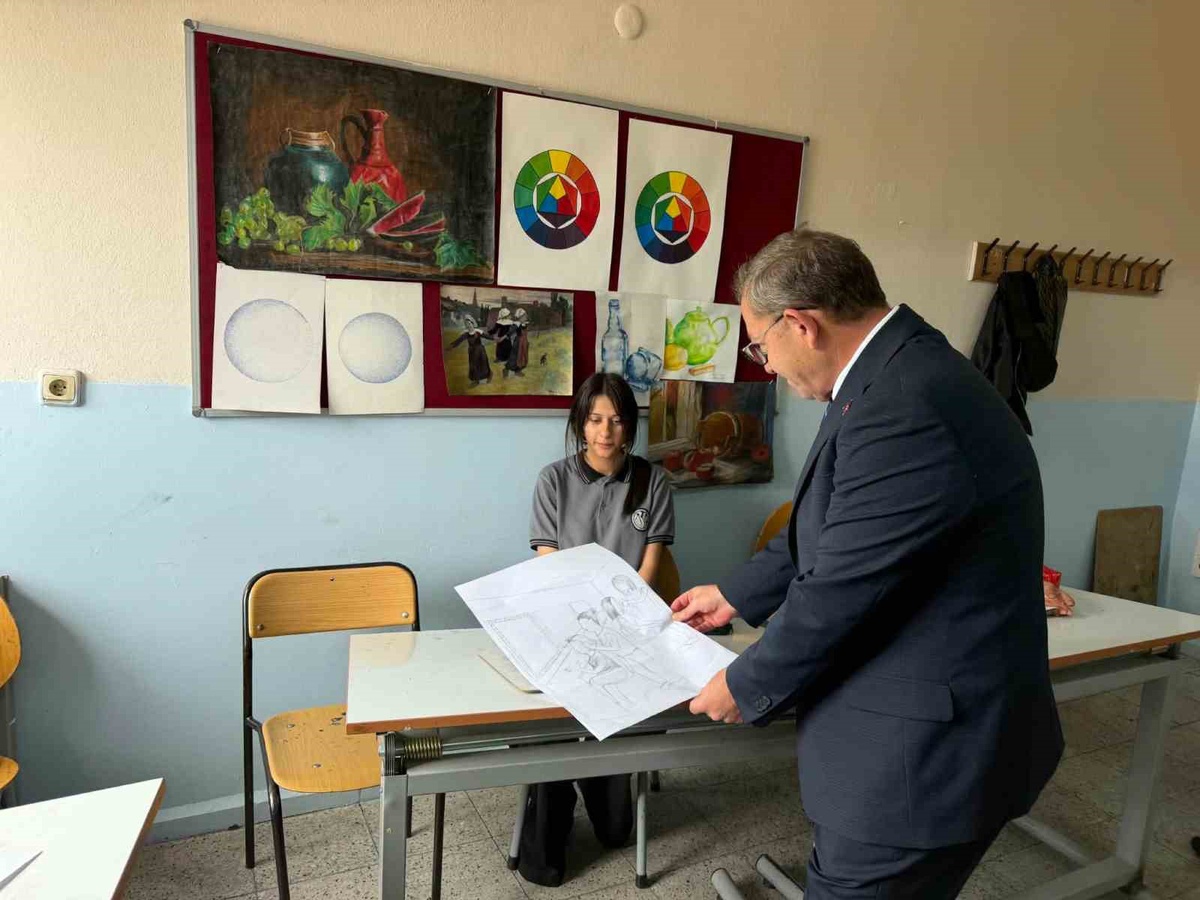Kars Valisi Ziya Polat, sanat lisesi öğrencileriyle sınıflarda bir araya geldi