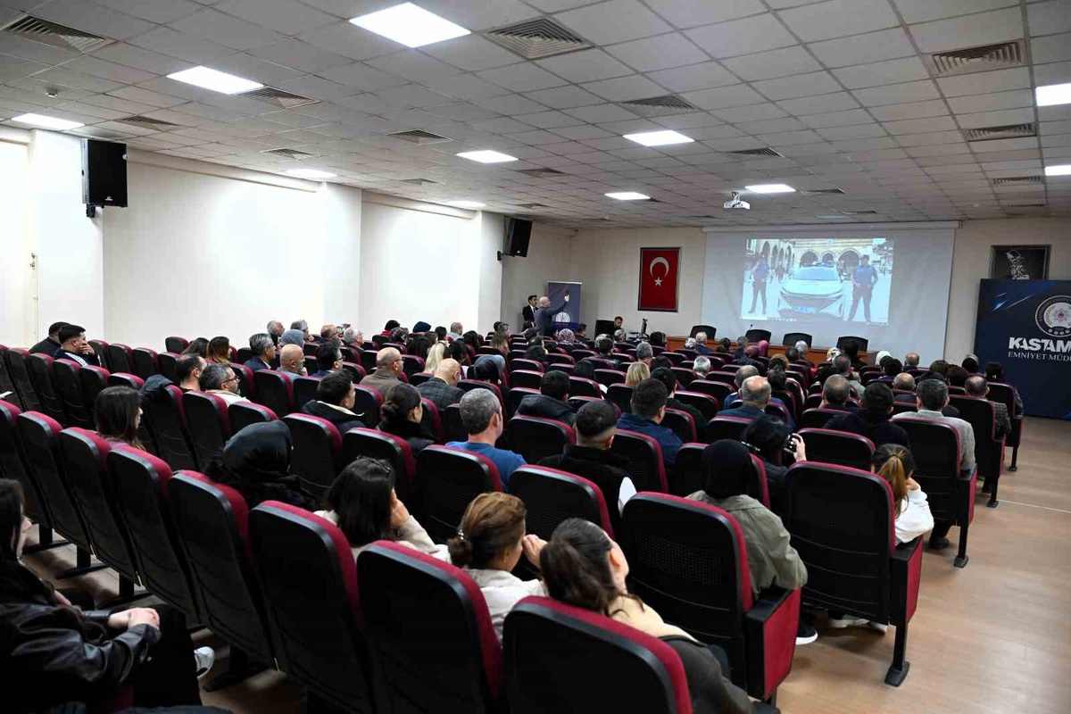 Kastamonu İl Emniyet Müdürü Tamer Taş, okul güvenliği için okul müdürleriyle buluştu
