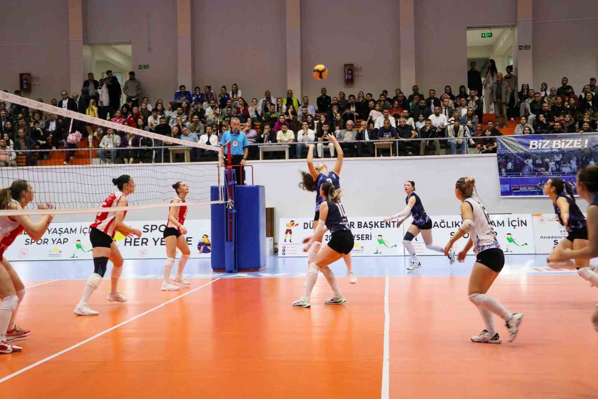 Kayseri Gençlik ve Spor İl Müdürü Kabakcı, Gevher Nesibe Spor Salonu'nu ziyaret etti