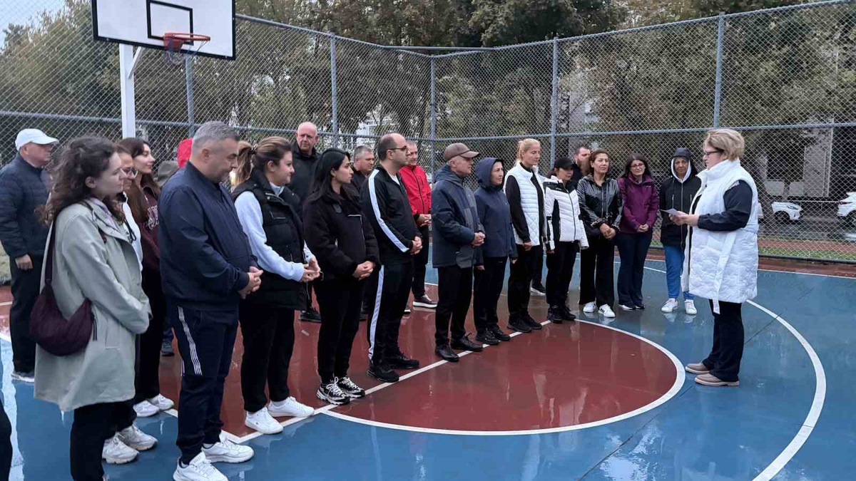 Kırklareli'de 'Harekete Geçiyoruz' etkinliğinde protokol ve vatandaşlar spor yaptı
