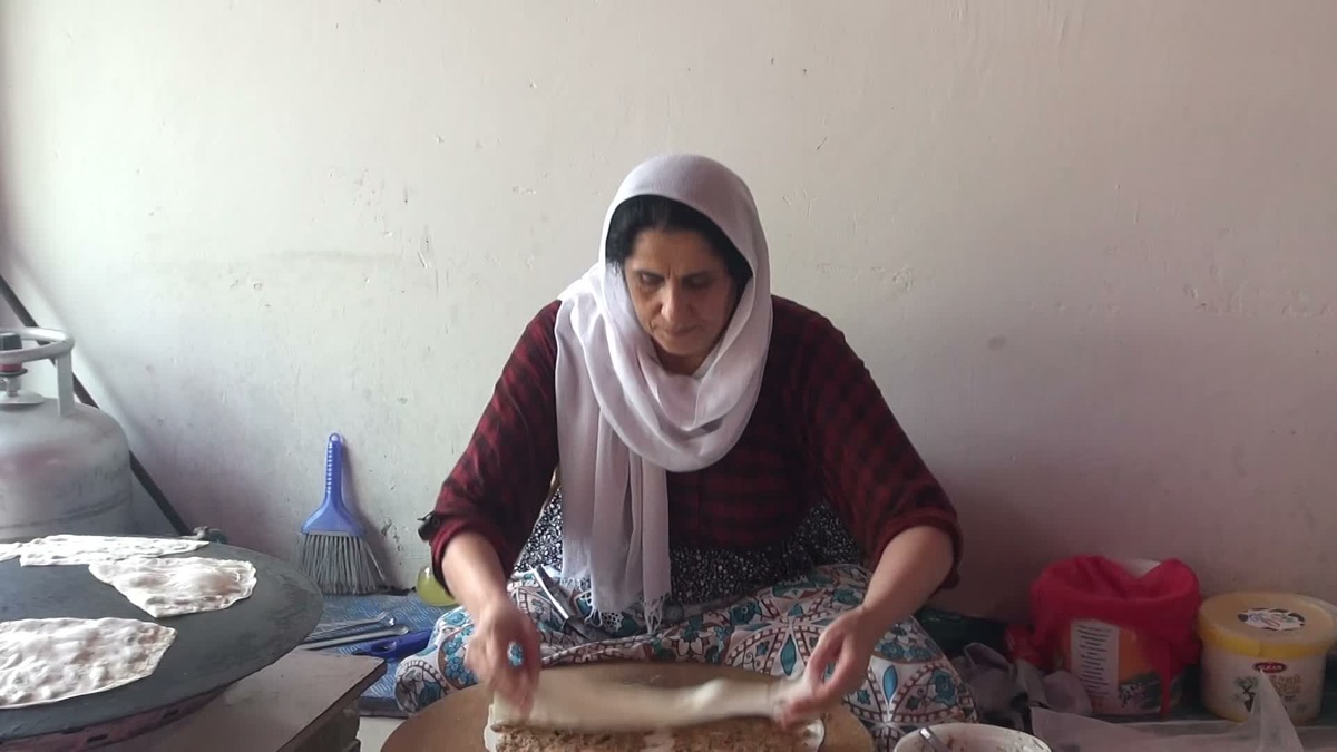 Kızıltepe’de Menire Aksoy ve Ayşe Esentekin şambörekle çocuk okutup geçimini sağlıyor