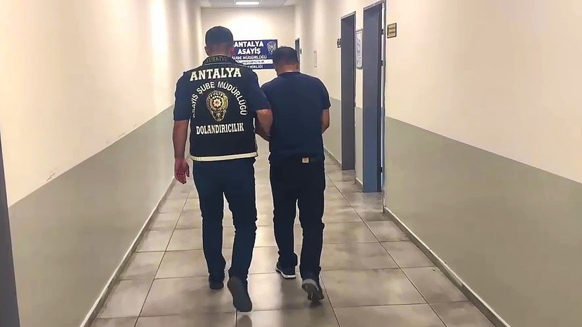Komiser diye tanıtıp Bursa'da 1,5 milyonluk ziynet eşyası alan şüpheli tutuklandı