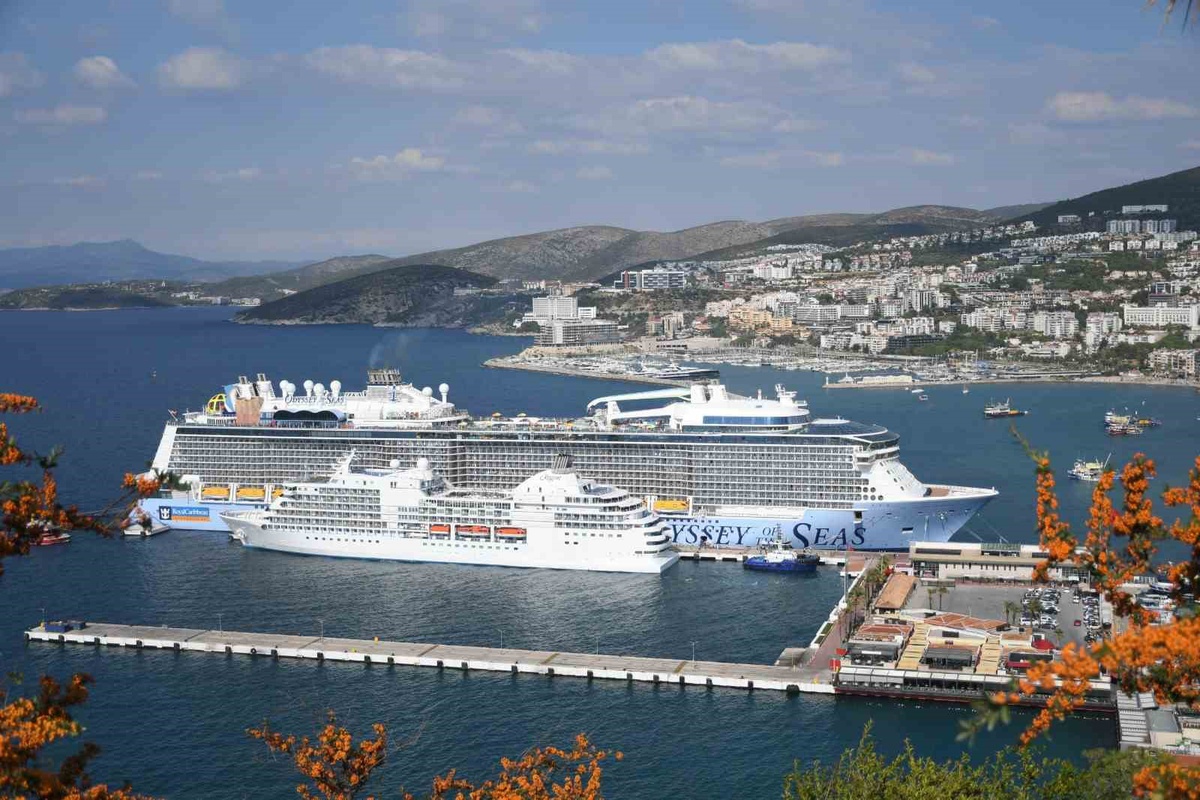 Kuşadası Limanı'na 2 kruvaziyerle 4 bin 694 turist geldi, esnafın yüzü güldü