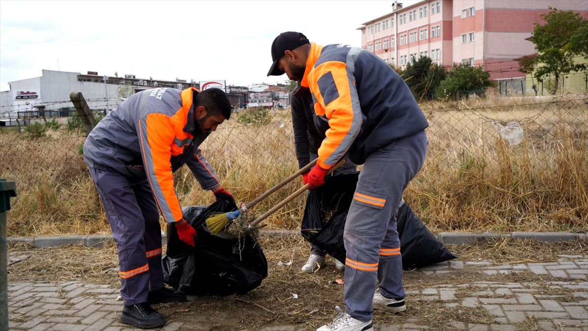 Lüleburgaz Belediyesi yaklaşık 1500 çöp poşeti dolusu atık toplayıp 'Çöp atma' yazdı
