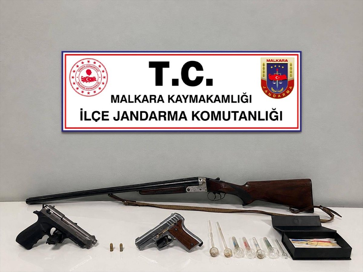 Malkara'da operasyonda ruhsatsız silah ve 7 uyuşturucu kullanma aparatı bulundu
