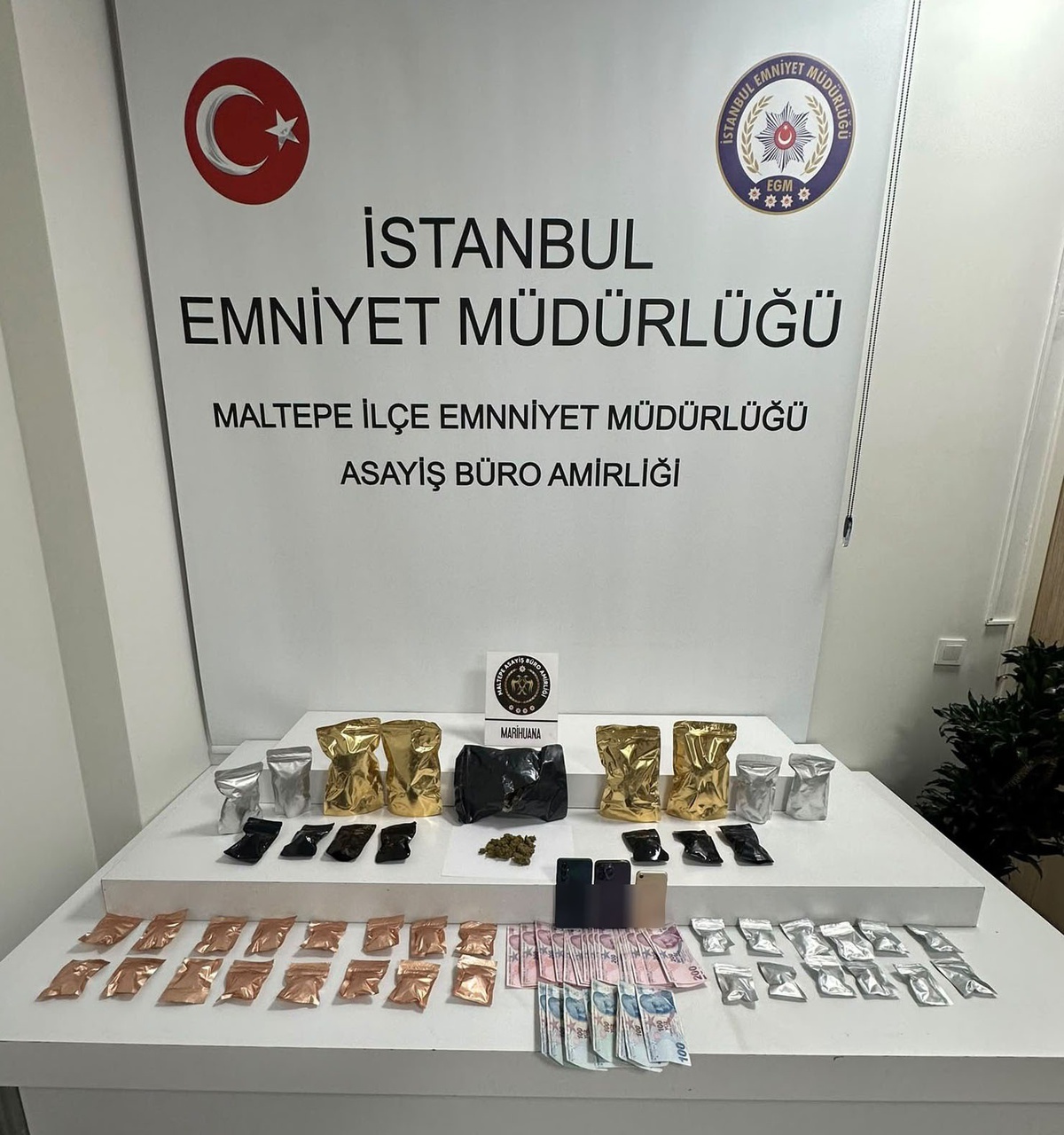 Maltepe ve Kartal'da 770 gram marihuana ve nakit para ele geçirildi, 2 şüpheli tutuklandı