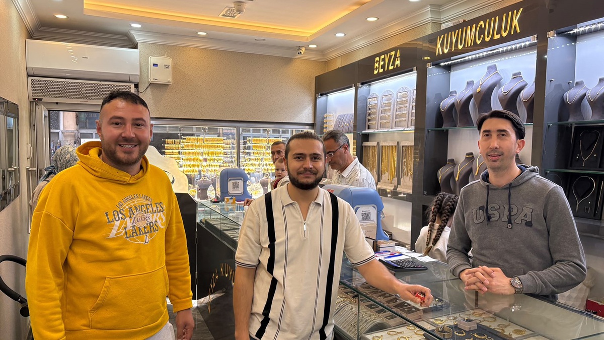 Manisa Kula'da düşürülen altın, duyarlı esnafın girişimiyle sahibine teslim edildi