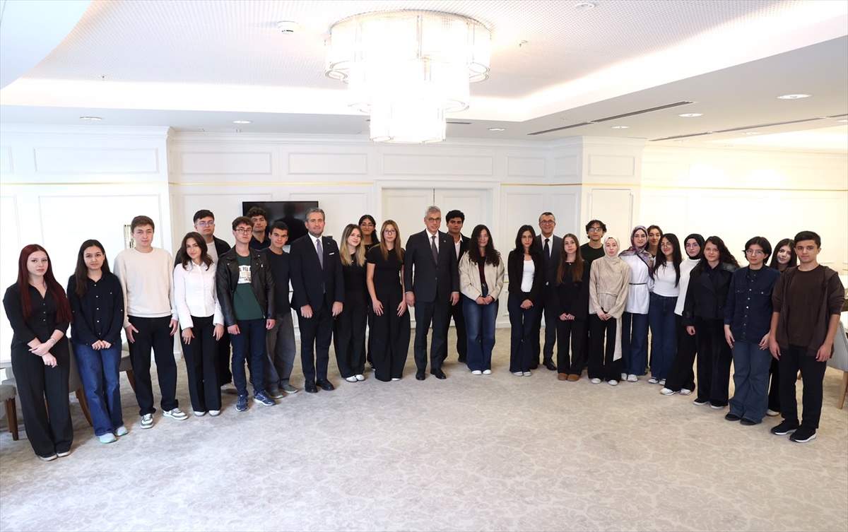 Memişoğlu, tıp öğrencilerine günde 3 milyon kişiye dokunulduğunu söyledi