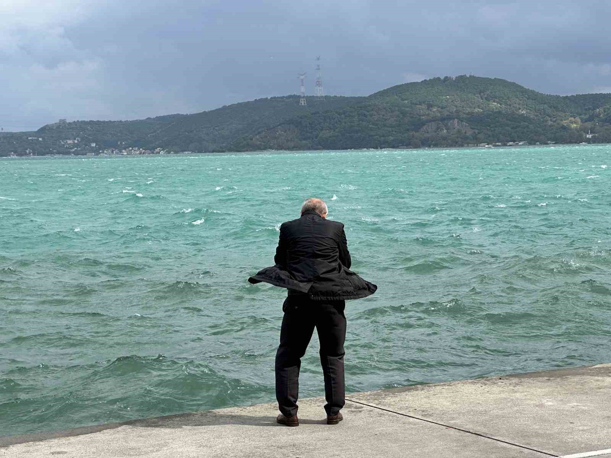 Meteoroloji uyarısı sonrası Sarıyer'de kuvvetli rüzgar denizde dalgalara yol açtı