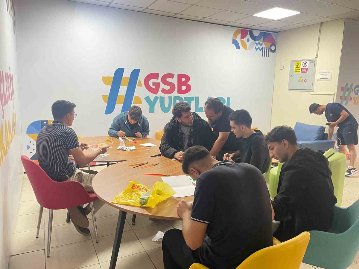 Muğla Menteşe'de erkek öğrenci yurdunda sanat ve spor etkinlikleri düzenleniyor