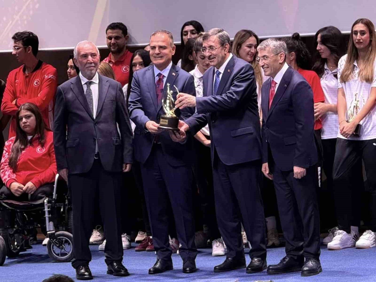Muğla Valisi Akbıyık, Spora Destek Veren Devlet Adamı ödülünü Cevdet Yılmaz'dan aldı