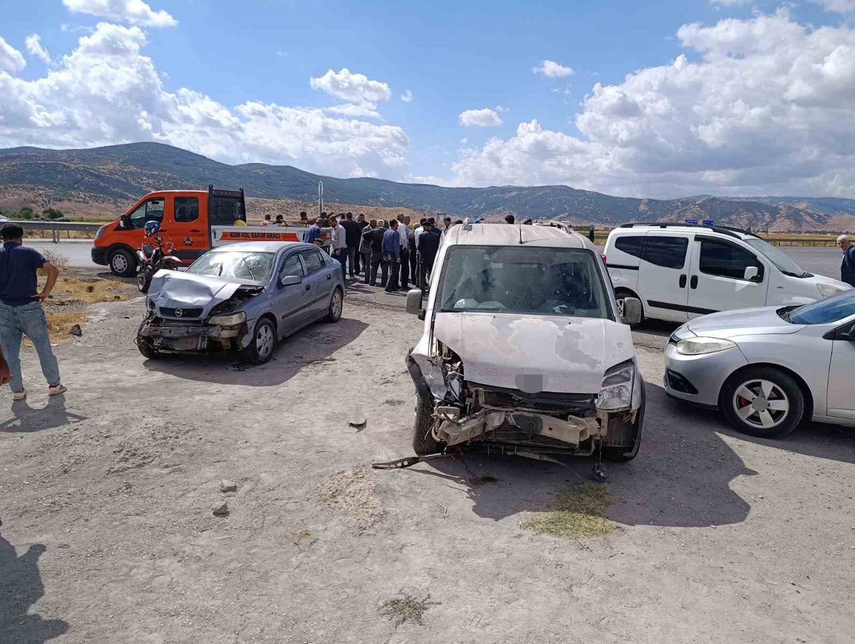 Muş'ta otomobil ile hafif ticari aracın çarpıştığı kazada 2 kişi yaralandı