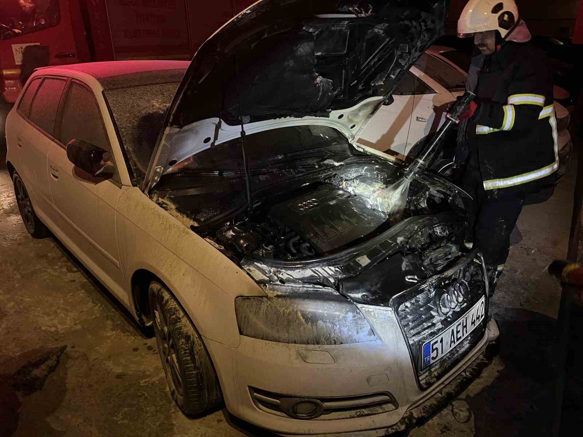 Niğde'de sitenin otoparkında park halindeki otomobilde çıkan yangın söndürüldü