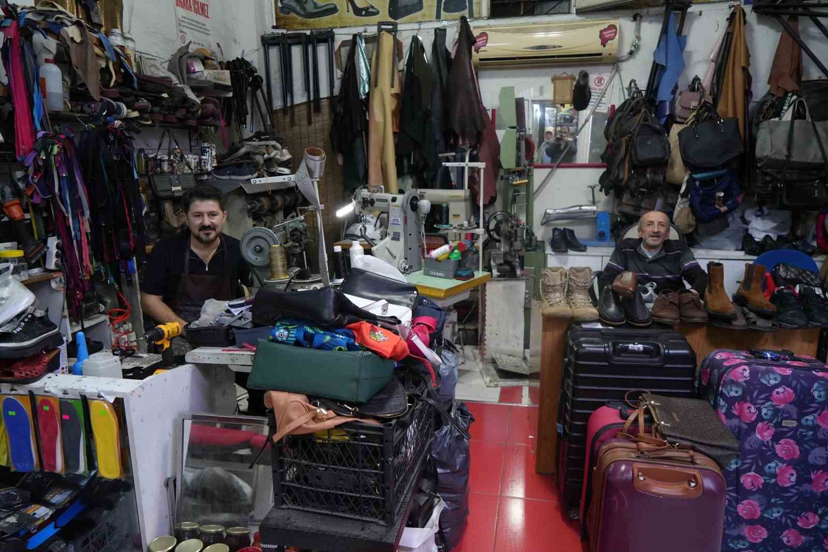 Okullar ve yağışlar ayakkabı tamircilerini hareketlendirdi, yoğunluk 1,5-2 ay sürecek