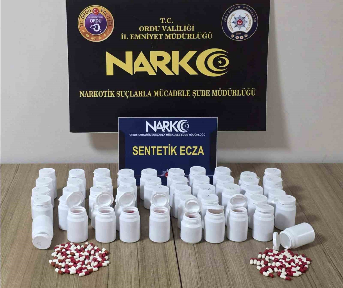 Ordu Gülyalı'da 3 bin 64 sentetik ecza maddesi ele geçirildi, 2 şüpheli tutuklandı.