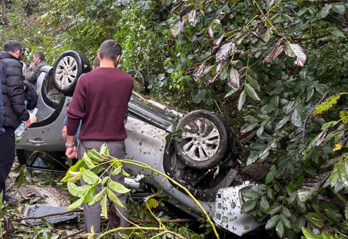 Ordu Kabataş'ta kontrolden çıkan otomobil ağaca çarparak devrildi, 1 kişi yaralandı