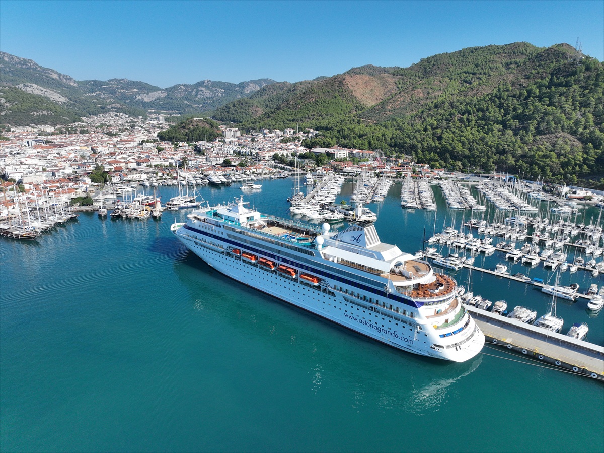 Palau bayraklı Astoria Grande, Muğla Marmaris'e 368 yolcuyla yanaştı