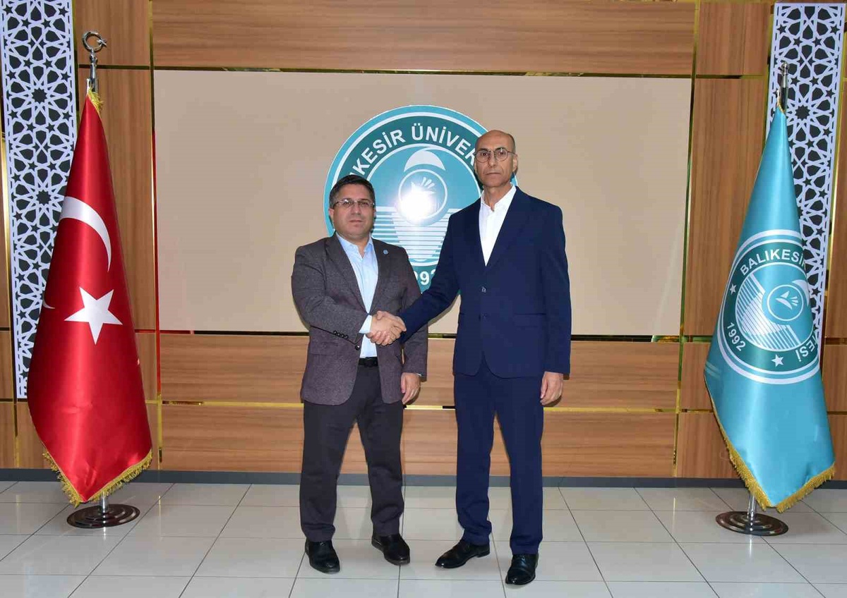 Rektör Oğurlu, Bigadiç MYO'ya ses sistemi bağışlayan İbrahim Duru'ya plaket verdi