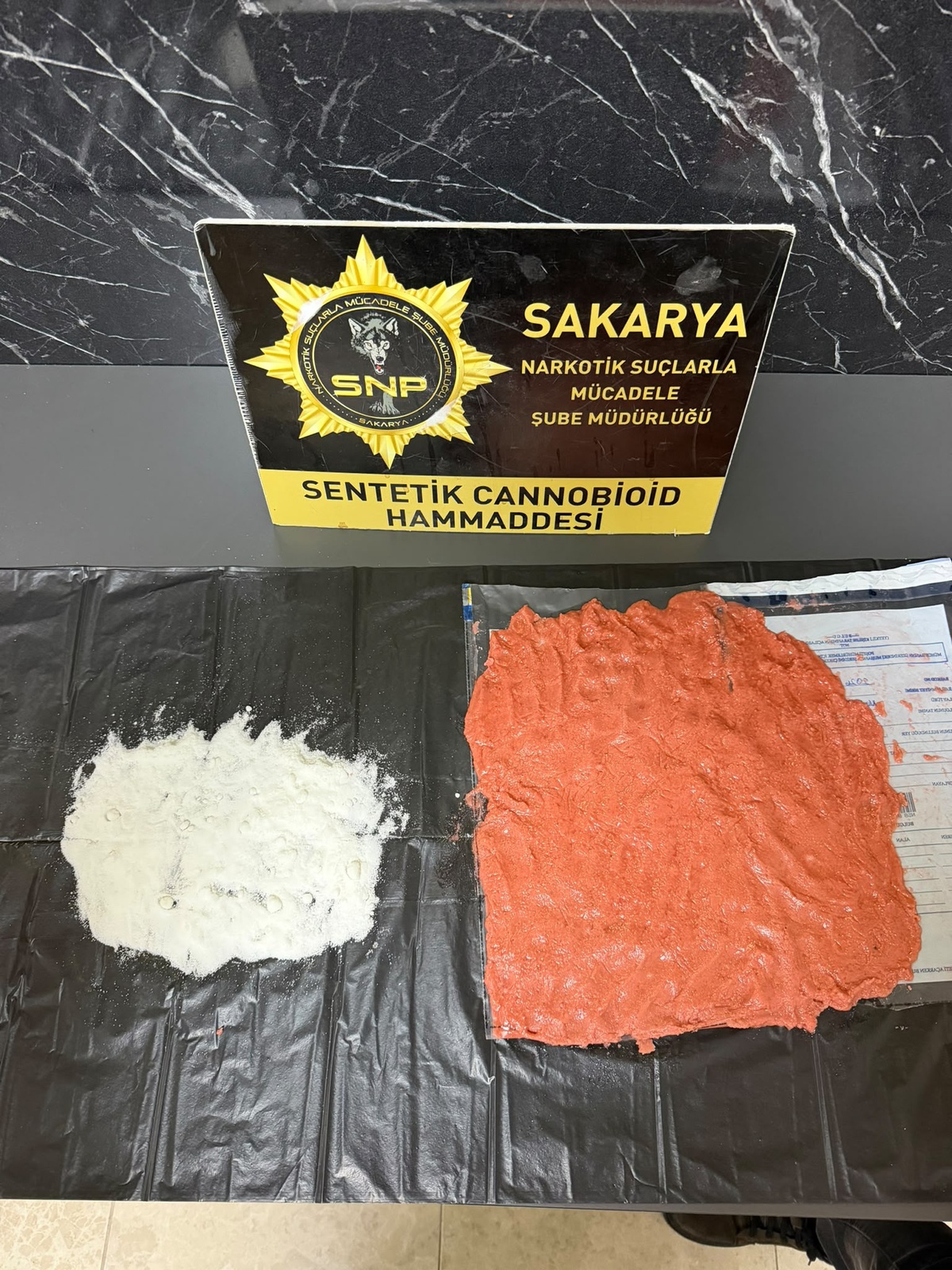 Sakarya'da araçta 570 gram hammadde ele geçirildi! 1 ton 772 kilo bonzaiye yetecekmiş