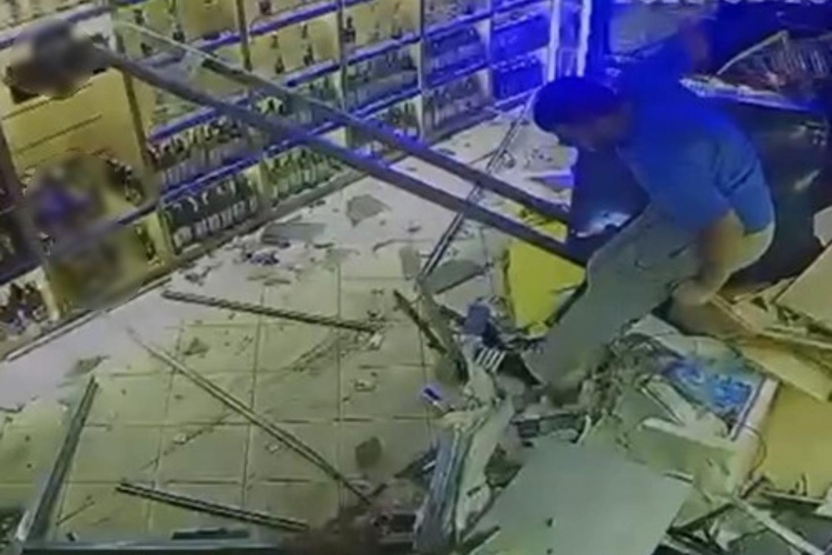 Veresiye talebi reddedilince tekele kamyonla daldı! Saniyelerle kurtuluş kamerada