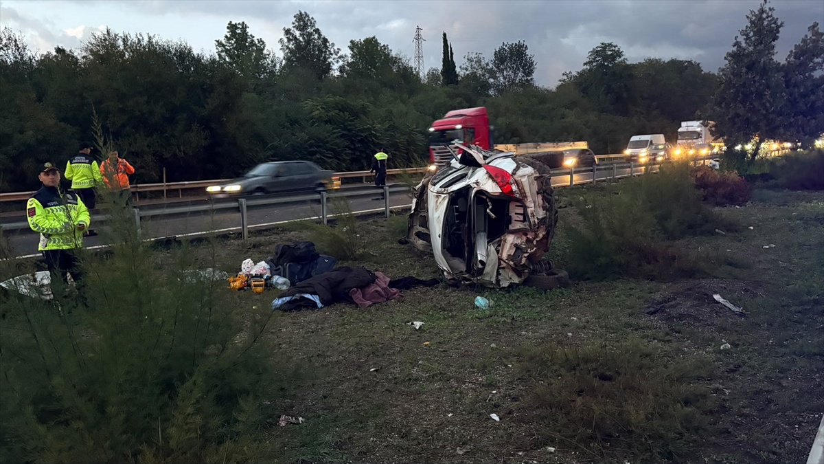 Sakarya Hendek'te otomobil refüje çarpıp devrildi, 1 kişi öldü, 4 kişi yaralandı