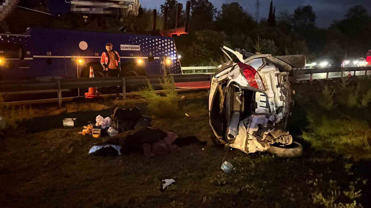 Sakarya Hendek'te refüje savrulan otomobil devrildi, 1 kişi öldü, 4 kişi yaralandı