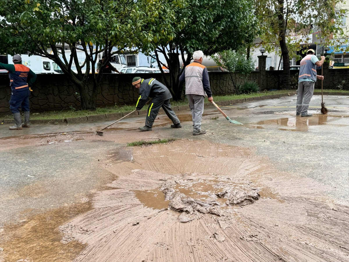 Sakarya Karasu'da taşan dere sonrası temizlik sürüyor, hasar tespiti başladı