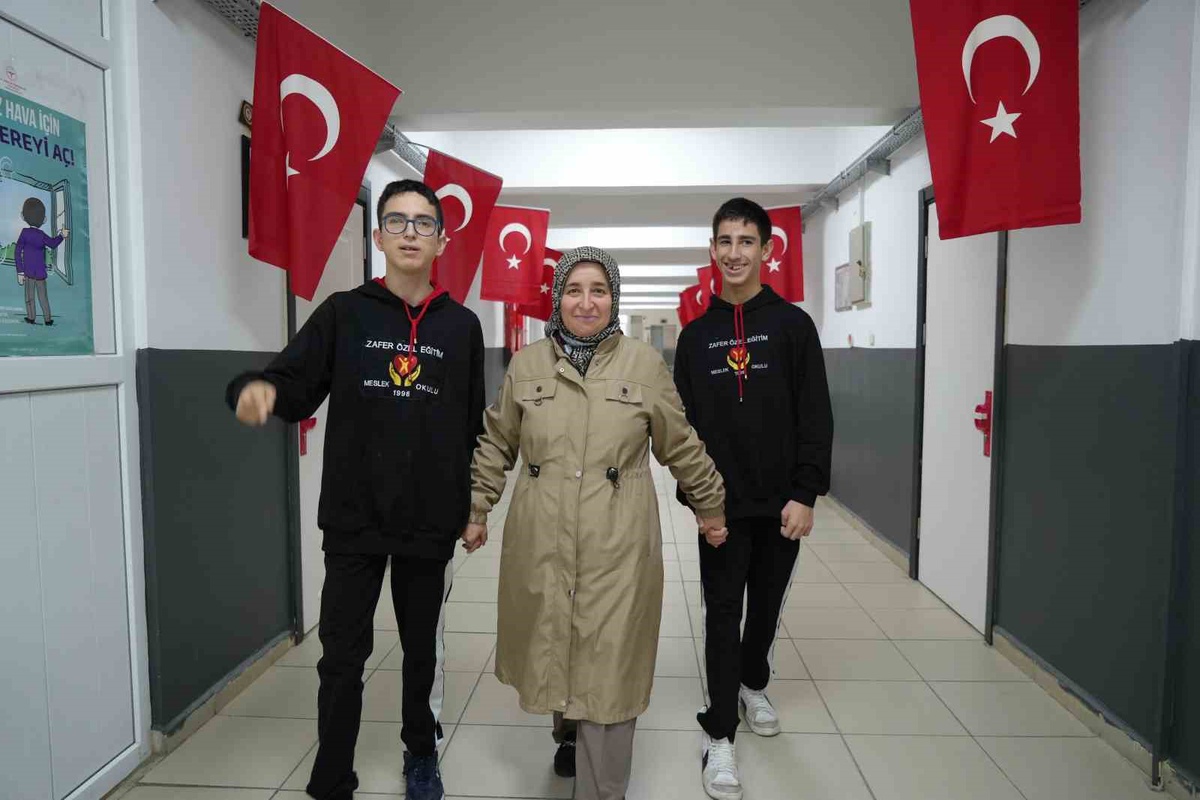 Samsunlu anne, 16 yıldır otizmli ve zihinsel engelli ikizleri için mücadele ediyor