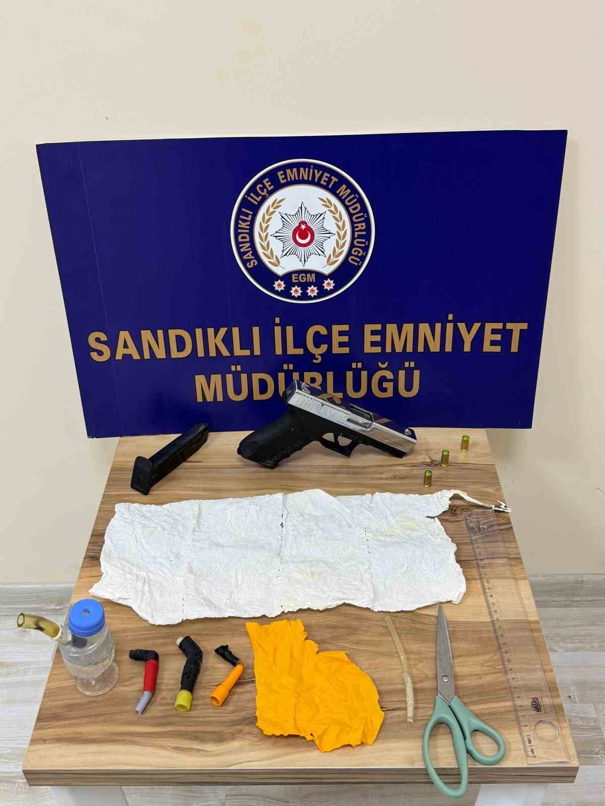 Sandıklı'da uyuşturucu operasyonunda 2 şüpheli tutuklandı, 900 içimlik madde bulundu