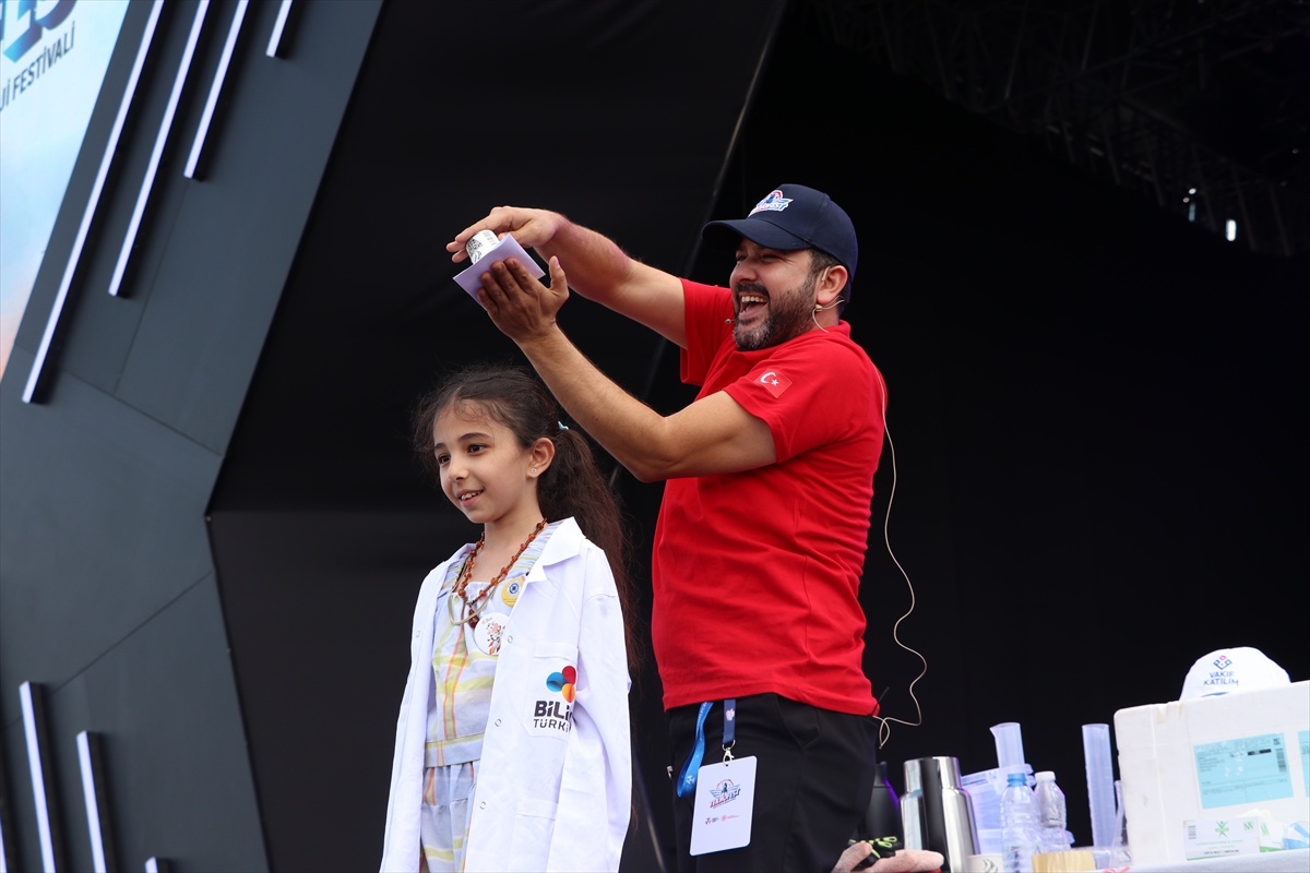 Şanlıurfa'da TEKNOFEST Güneydoğu kapsamında çocuklara bilim şovu düzenlendi