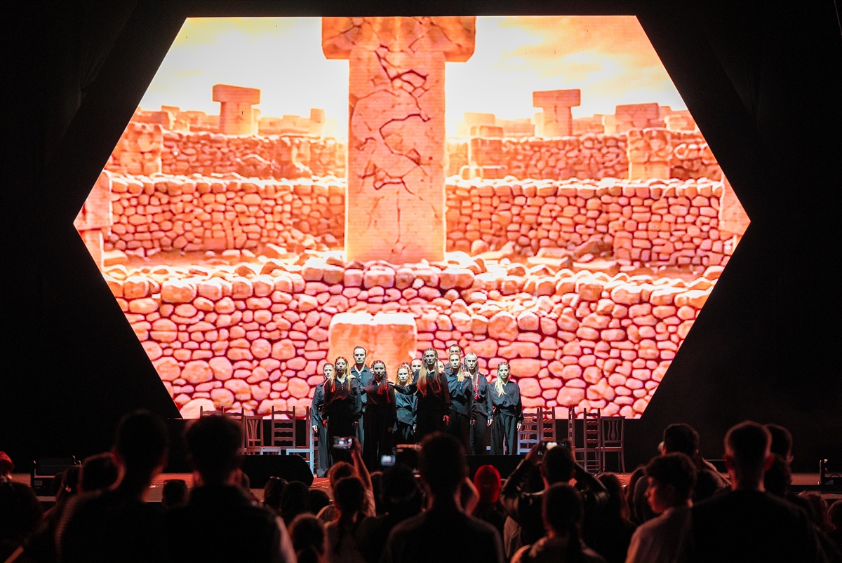 Şanlıurfa'daki TEKNOFEST'te 17 kişilik kadro 'İlk Işıktan Geleceğe' oyununu sahneledi