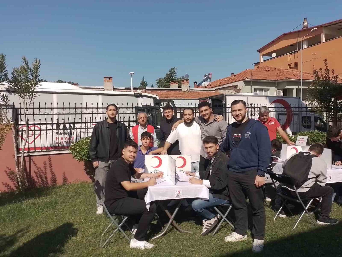 Sarıgöl Meslek Yüksekokulu öğrencileri Kızılay’a kan bağışında bulundu