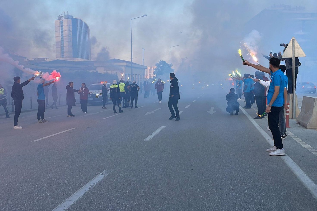 Şehri adeta yaktılar! Filistin Milli Takımı'na coşkulu karşılama