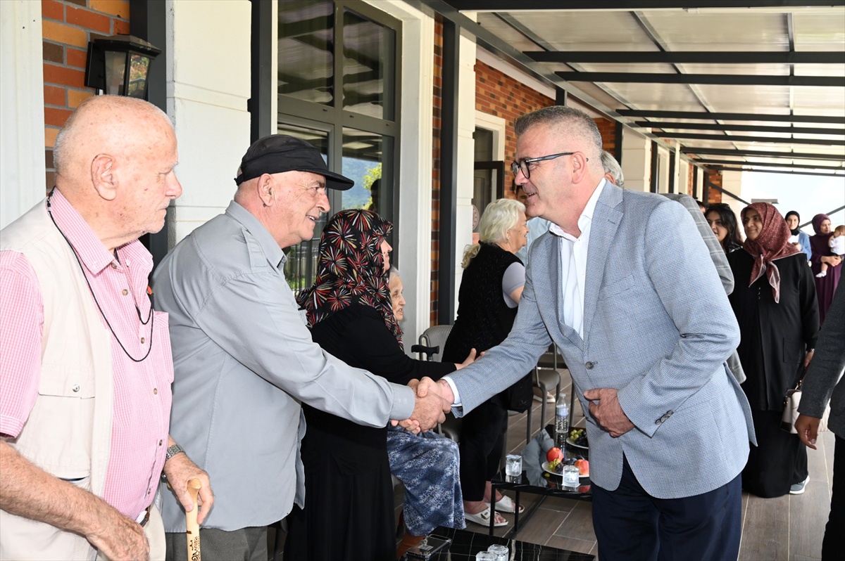 Seydişehir Belediye Başkanı Ustaoğlu, Yaşlılar Günü'nde huzurevinde bocce maçı yaptı