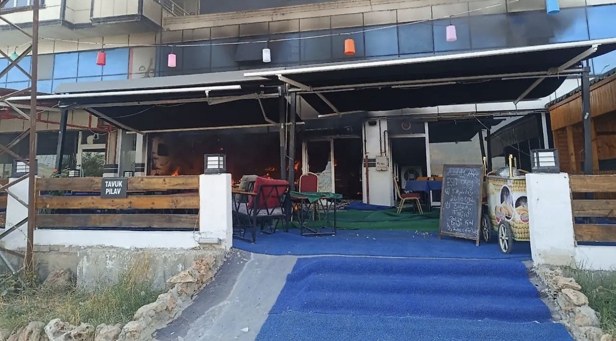 Siirt Üniversitesi yakınındaki kafede yangın çıktı; can kaybı yaşanmadı