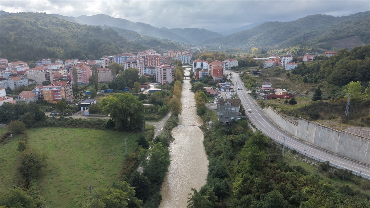 Sinop'ta sağanak sonrası çamurlu su Türkeli kıyılarında denizi kahverengiye çevirdi