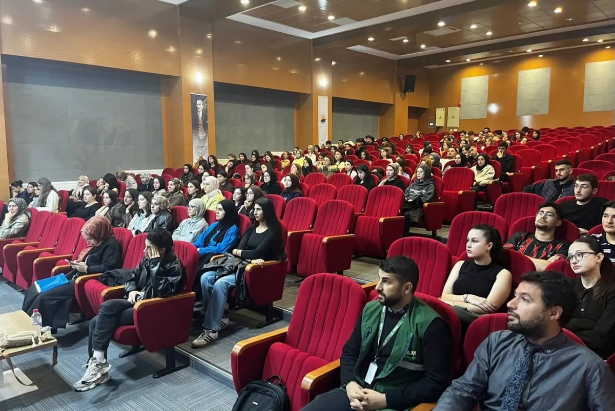 Sinop'ta üniversitelilere uyuşturucuyla mücadele ve UYUMA anlatıldı