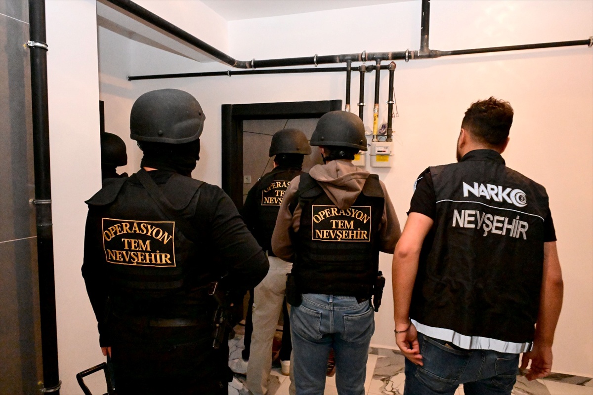 Sosyal medyadan uyuşturucu satanlara eş zamanlı operasyonda 34 kişi gözaltına alındı