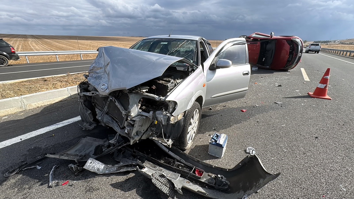 Tekirdağ Çorlu'da refüje çarpan otomobile çarpan araç takla attı, 4 kişi yaralandı