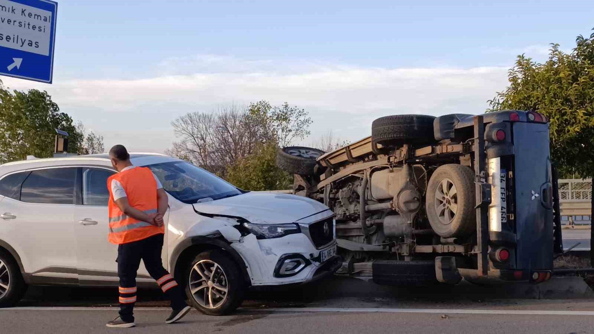 Tekirdağ'da dehşet! İçinde 4 yaşındaki çocuk olan otomobili kaçırdığı iddia edilen sürücü önce yayaya, sonra 2 araca çarptı