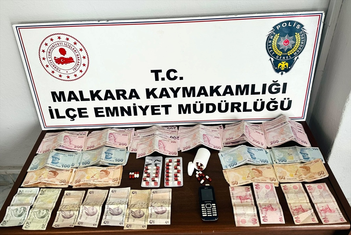 Tekirdağ Malkara'da araç takibinde 211 uyuşturucu hap, 24 bin 505 lira ele geçirildi
