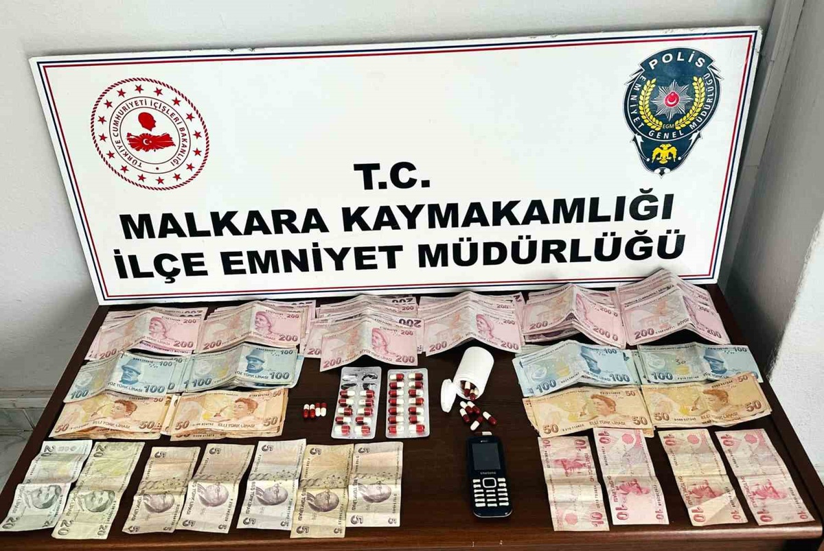 Tekirdağ Malkara'da polis takibinde 211 uyuşturucu hap ve 24 bin 505 TL ele geçirildi