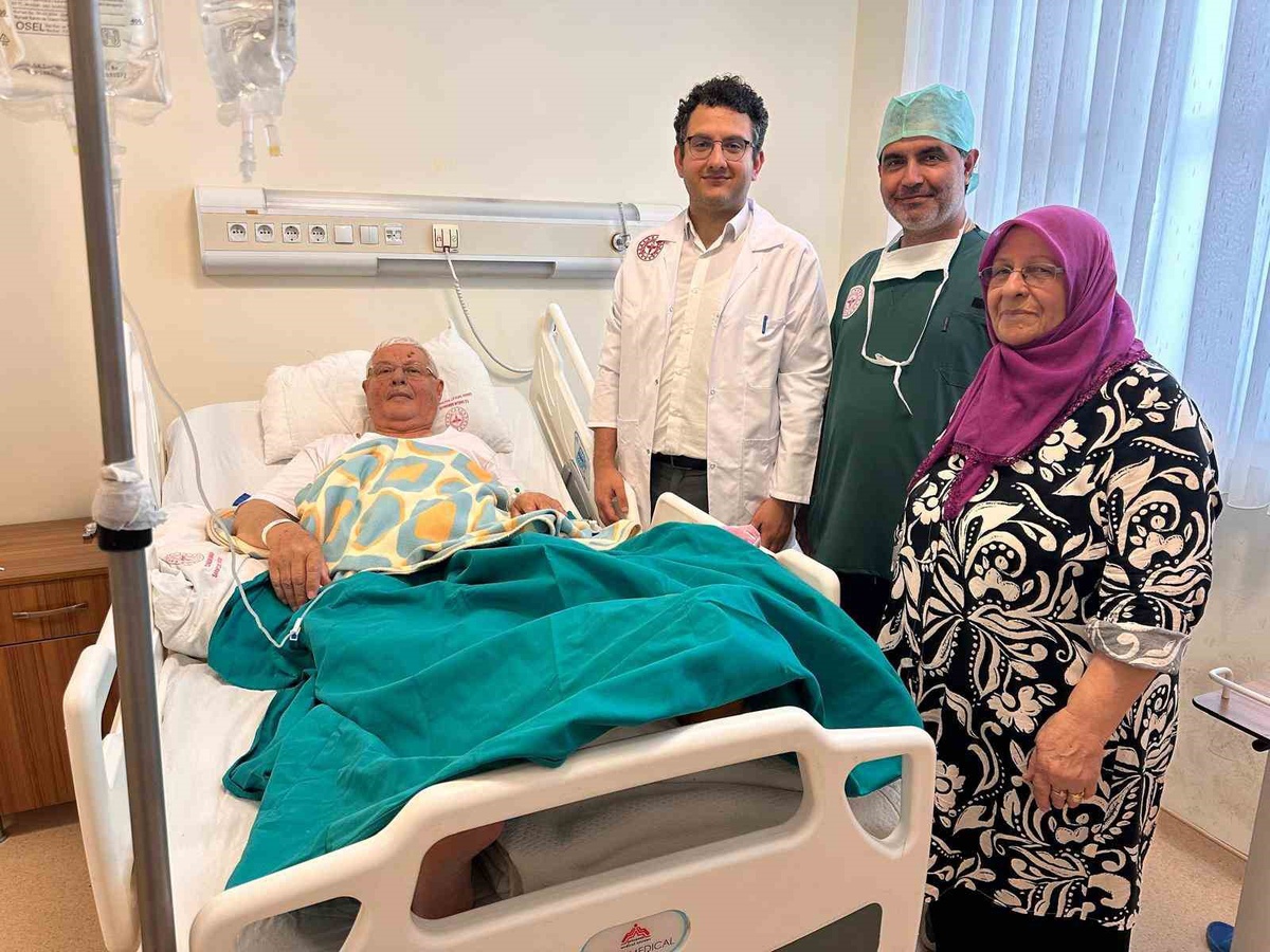 Tekirdağ Saray'da iki hastaya ilk kez total diz protezi ameliyatı yapıldı.