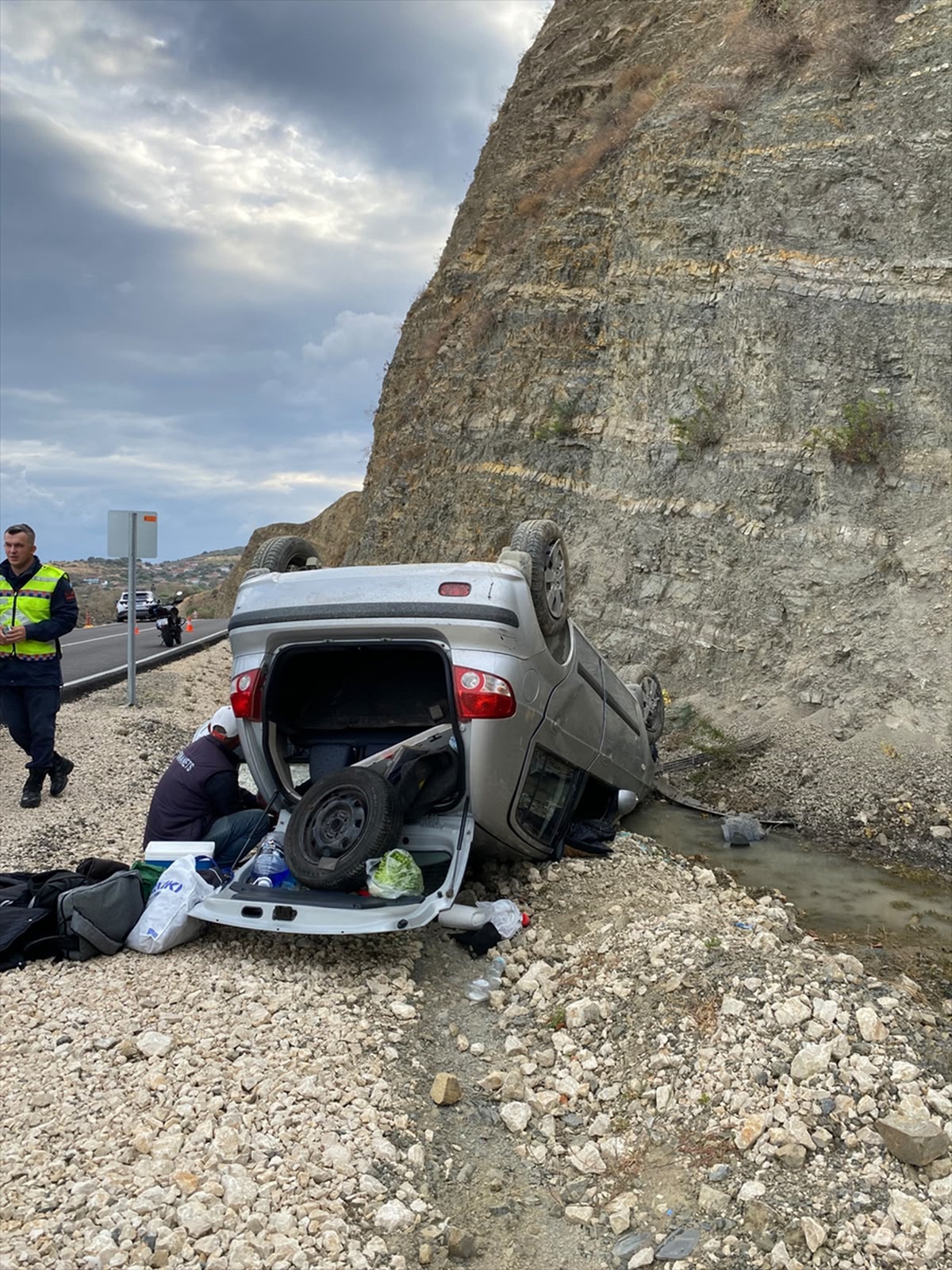 Tekirdağ Şarköy'de takla atan otomobildeki 2 kişi yaralanarak kurtarıldı