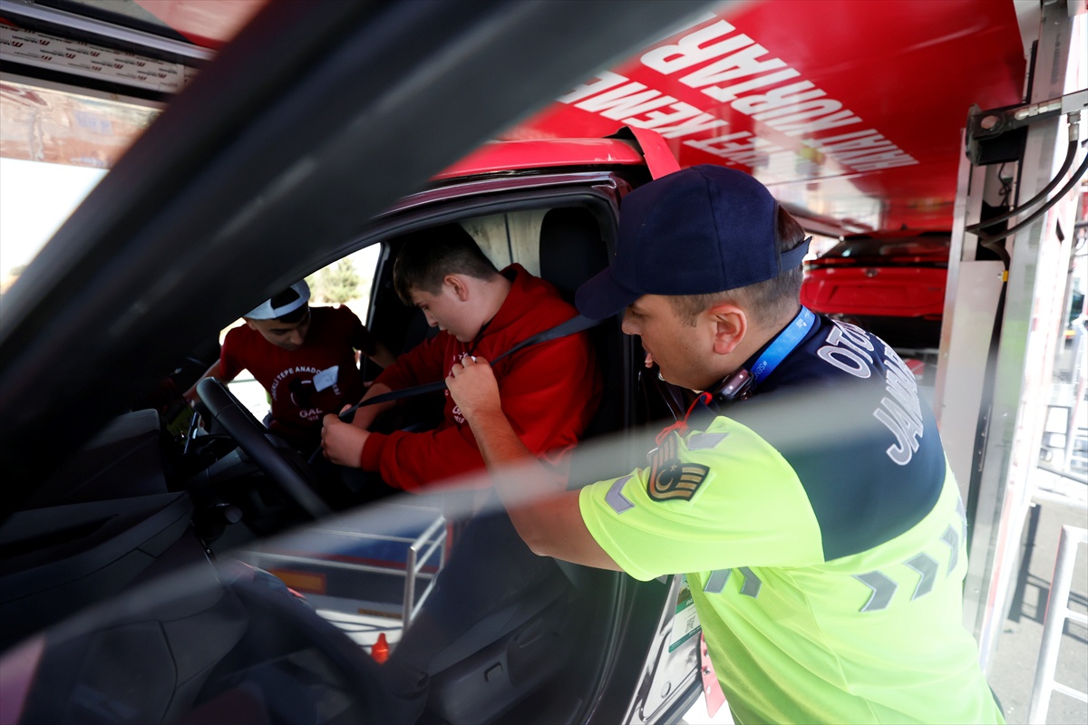 TEKNOFEST'te trafik jandarması öğrencilere emniyet kemeri simülasyonunu deneyimletti